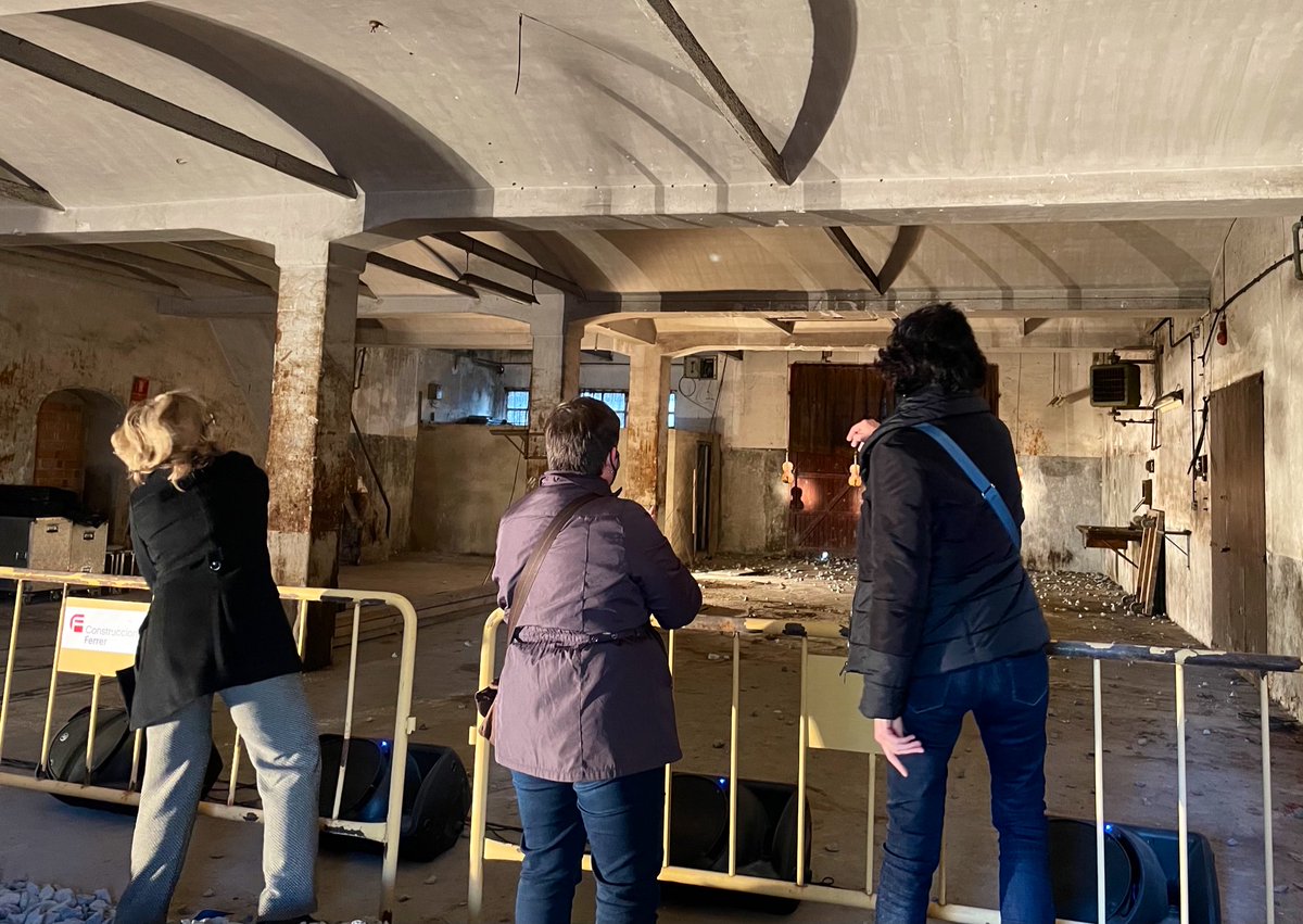 MontseAyats's tweet photo. Avui a l’hora del cafè, algunes d les dones d l’ala oest d #CasaConvalescència @uvic_ucc hem anat a la instal.lació #SousLesViolonsLaPlage @AteneudeVic Nosaltres no hem aconseguit encertar però hi ha molta gent q sí xq el quartet d corda d Haydn ja sona diferent… Aneu-hi! https://t.co/FBEu8Y3Z68
