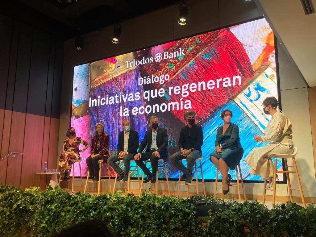 "La banca ética fue como un ángel para nuestro proyecto", comparte Lorena Álvarez, de Asociación Alzheimer Canarias, que abre la mesa de debate previa al anuncio del 7º #PremioTriodosBank.