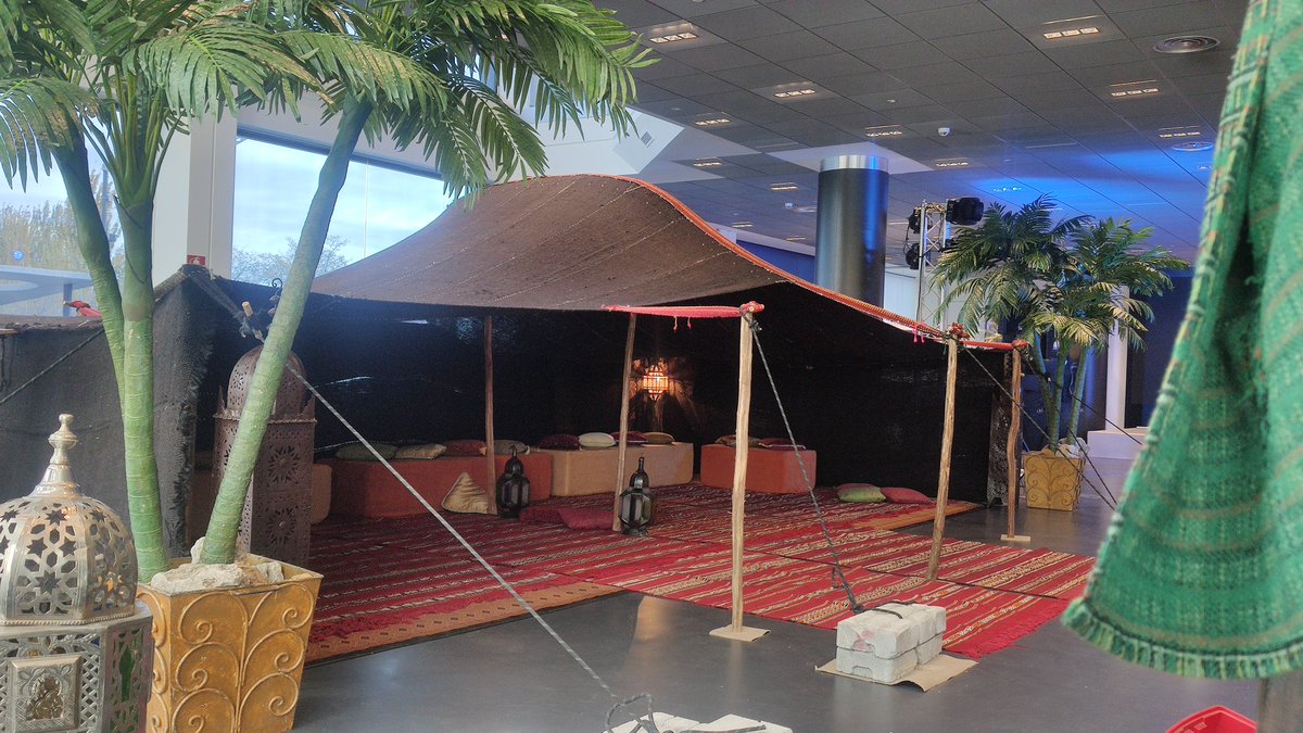 Ambiente muy desértico en la presentación del equipo Rumbo Zero, que vuelve al #DakarClassic , esta vez con el apoyo de @MBenzMadrid 
#MBMrumboDakar