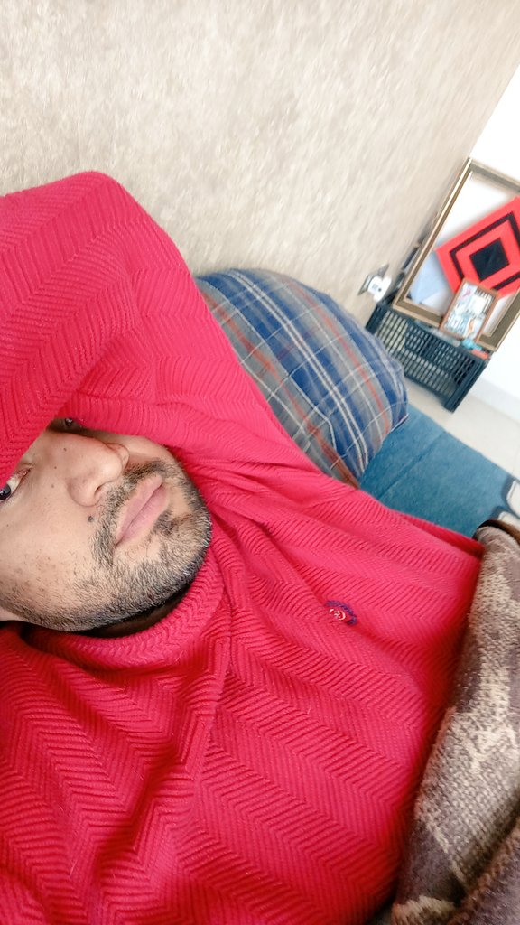 dedosdebruja's tweet photo. Con frío, solo y malas noticias... Pero saben que!? Alv! Me siento chido hoy #BuenasTardes #Jueves #elrojoesmicolor https://t.co/DEWJ099Lus