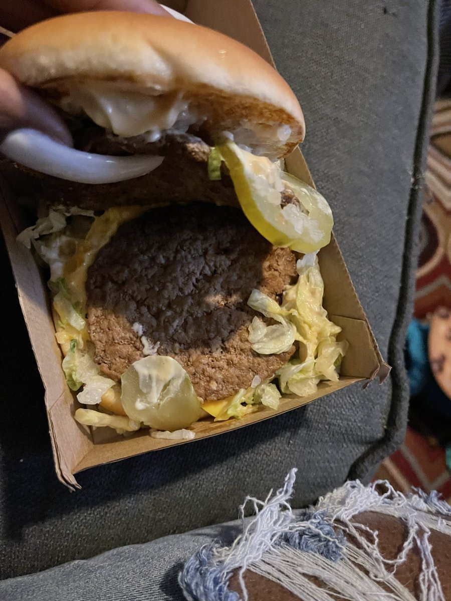 mshowulikecoco's tweet photo. This is what @McDonalds serving folks as Big Mac’s… FOH https://t.co/FDCf5Xg4V7
