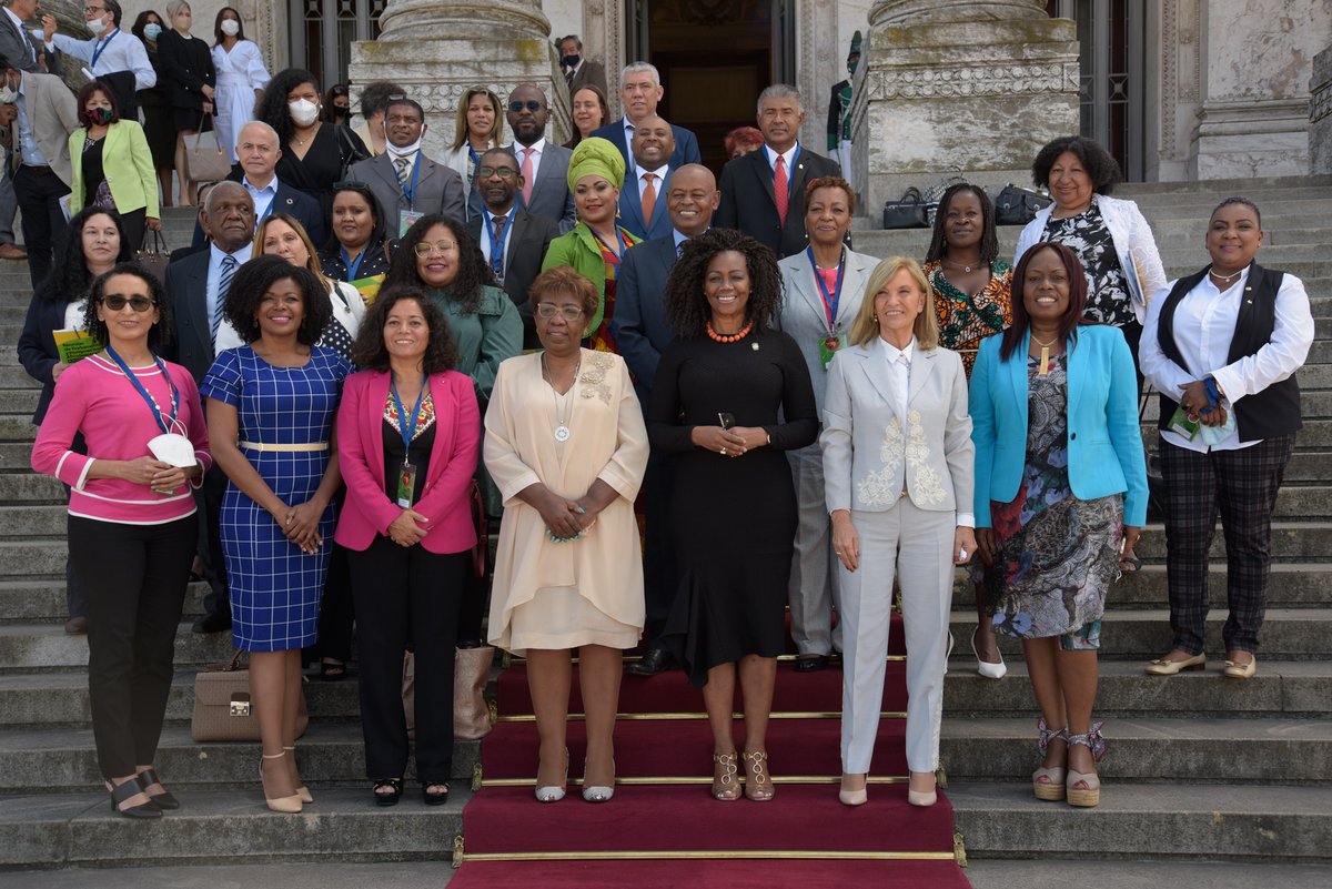 unfpa_lac's tweet photo. Durante el 15 y 16 de noviembre Parlamentarios y Parlamentarias se reúnen en #Uruguay y reafirman su compromiso con los derechos y promoción de igualdad de las personas afrodescendientes. 

➡️https://t.co/hgyr9Jg0pg 

#NoDejarANadieAtras https://t.co/JZGTUFJLCv