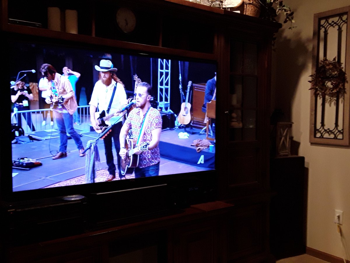 StungByYoung's tweet photo. @TommyMcFLY @brothersosborne @TheAnthemDC @dcscene @nbcwashington LOVE these trailblazers! Actually cheering myself up by watching their Zappos Vegas show for the 100th time right now https://t.co/NrzLhRkiRR