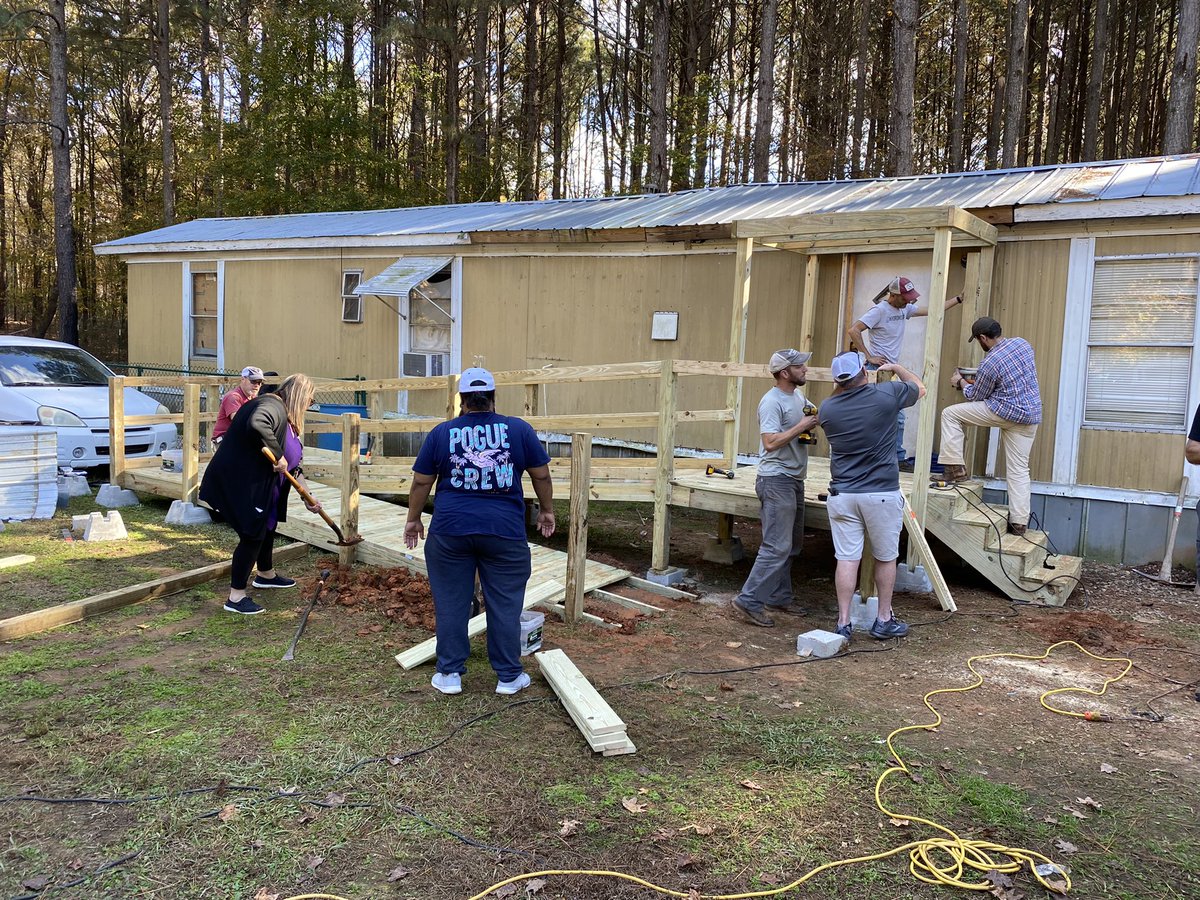 _hlivings's tweet photo. Thank you to Radius Church Saluda and Centerville for serving one of our #OneSaluda Families today. #RadiusChurch https://t.co/mIUjEdyUFk