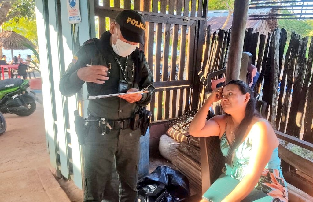 PoliciaVaupes's tweet photo. El Grupo de Prevención y Educación Ciudadana de @PoliciaVaupes realizó actividades pertinentes para la creación del  #FrenteDeSeguridad en el barrio Palmeras. 
Entre todos construimos seguridad y convivencia ciudadana. https://t.co/dwSXD1Yu40