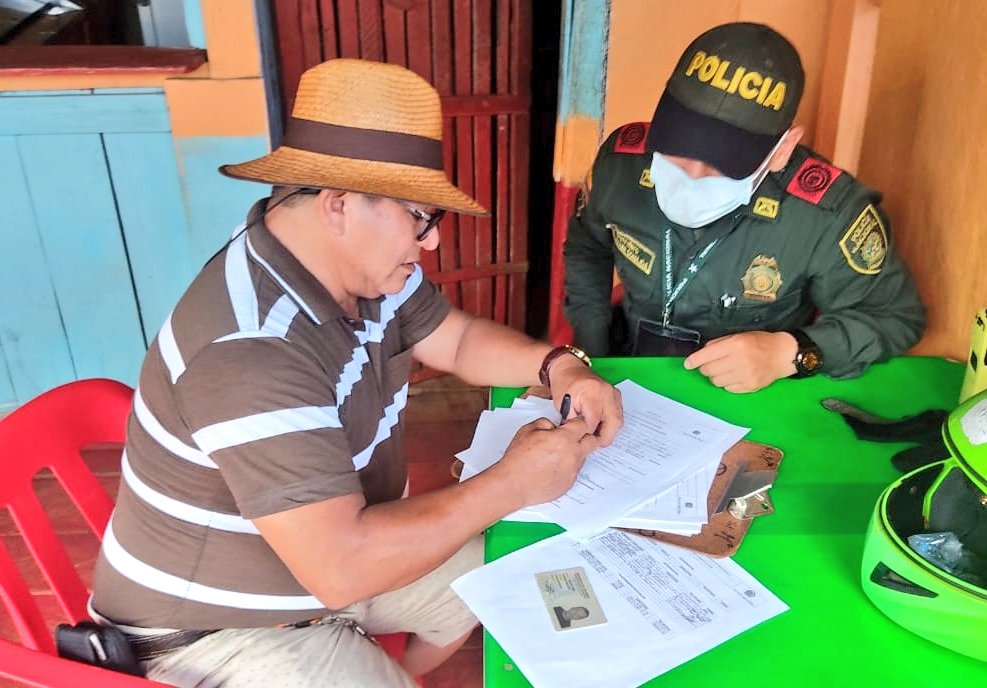 PoliciaVaupes's tweet photo. El Grupo de Prevención y Educación Ciudadana de @PoliciaVaupes realizó actividades pertinentes para la creación del  #FrenteDeSeguridad en el barrio Palmeras. 
Entre todos construimos seguridad y convivencia ciudadana. https://t.co/dwSXD1Yu40