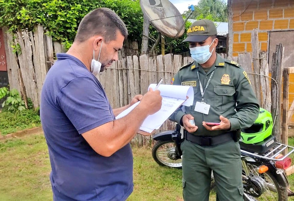 PoliciaVaupes's tweet photo. El Grupo de Prevención y Educación Ciudadana de @PoliciaVaupes realizó actividades pertinentes para la creación del  #FrenteDeSeguridad en el barrio Palmeras. 
Entre todos construimos seguridad y convivencia ciudadana. https://t.co/dwSXD1Yu40