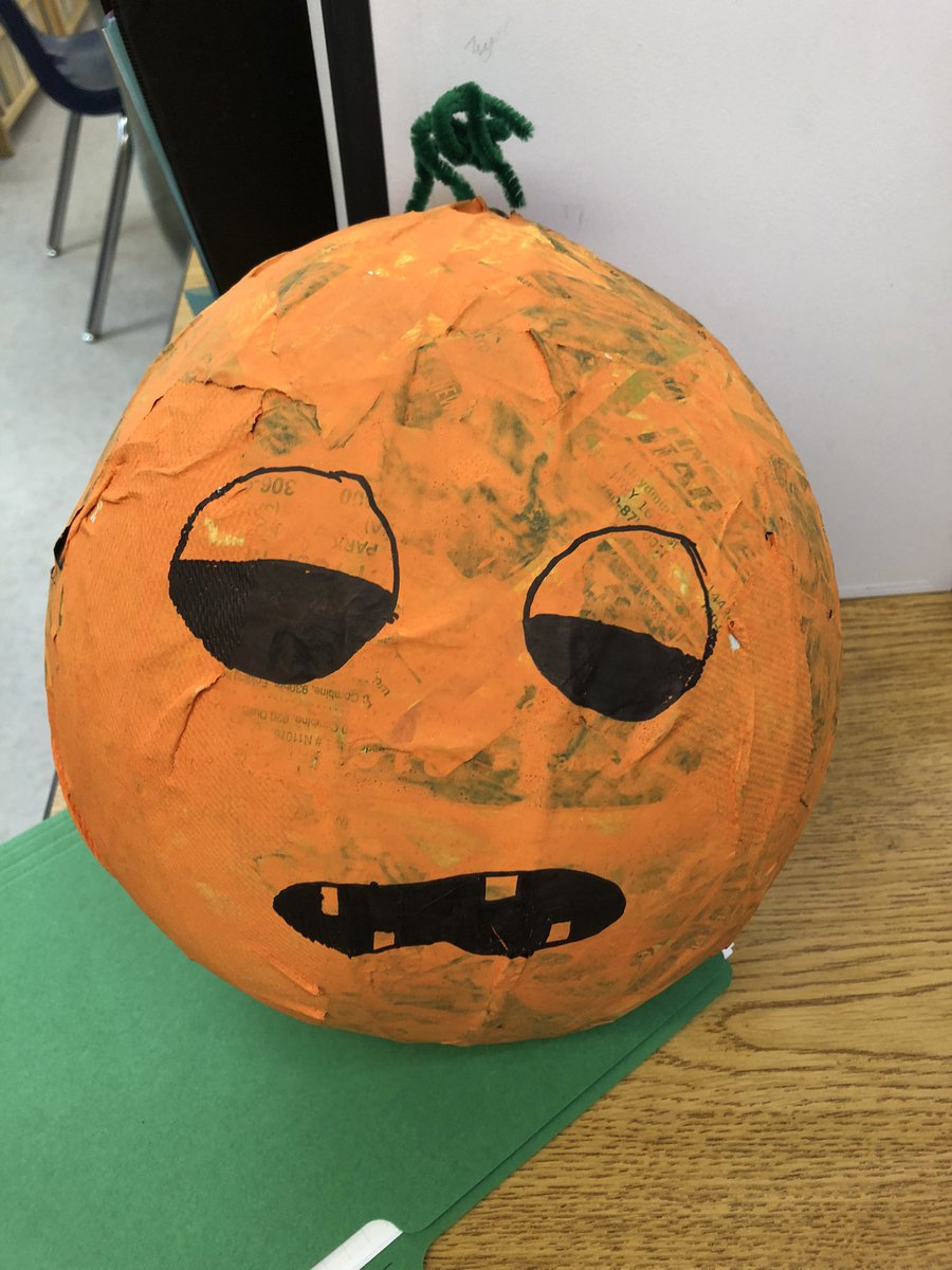 BreanneBeres's tweet photo. @PrideInThePaw A few more paper mache pumkins from 5B. Students did a great job😊 https://t.co/Y1po1rsAAO