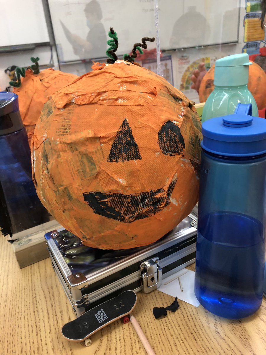 BreanneBeres's tweet photo. @PrideInThePaw A few more paper mache pumkins from 5B. Students did a great job😊 https://t.co/Y1po1rsAAO