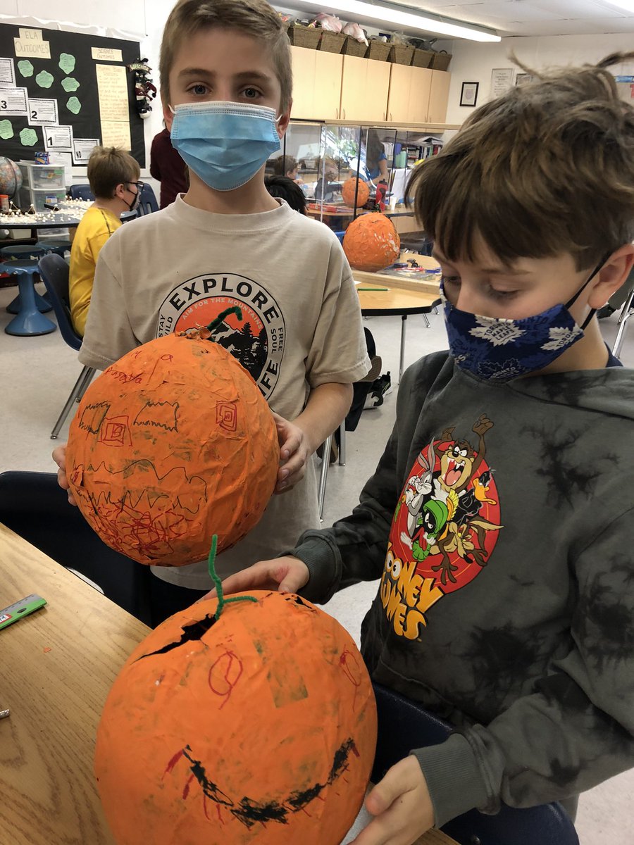 BreanneBeres's tweet photo. @PrideInThePaw A few more paper mache pumkins from 5B. Students did a great job😊 https://t.co/Y1po1rsAAO