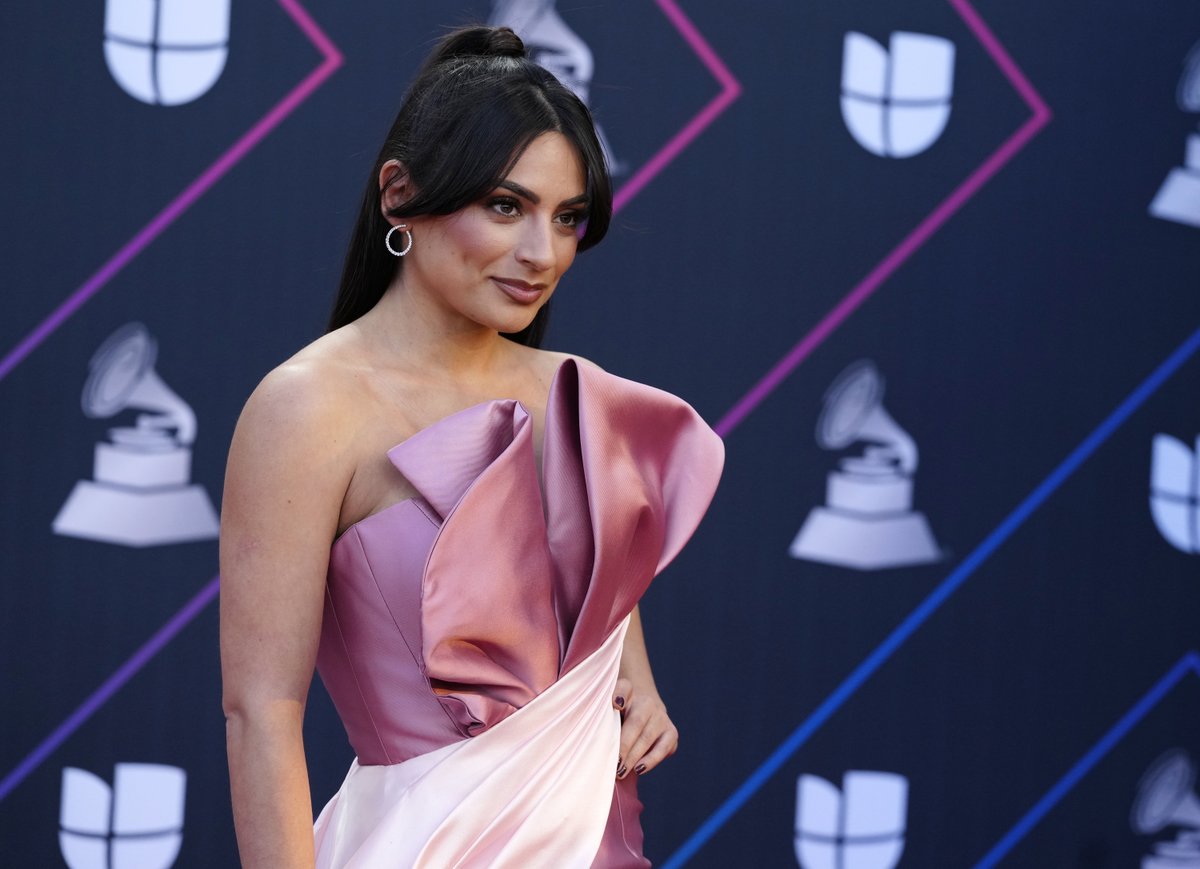 OnTheRedCarpet's tweet image. .@anabreco arrives at the 22nd annual Latin Grammy Awards at the MGM Grand Garden Arena in Las Vegas. 
(Photo: Eric Jamison/Invision/AP)
#AnaBrendaContreras #LatinGRAMMYs #fashion