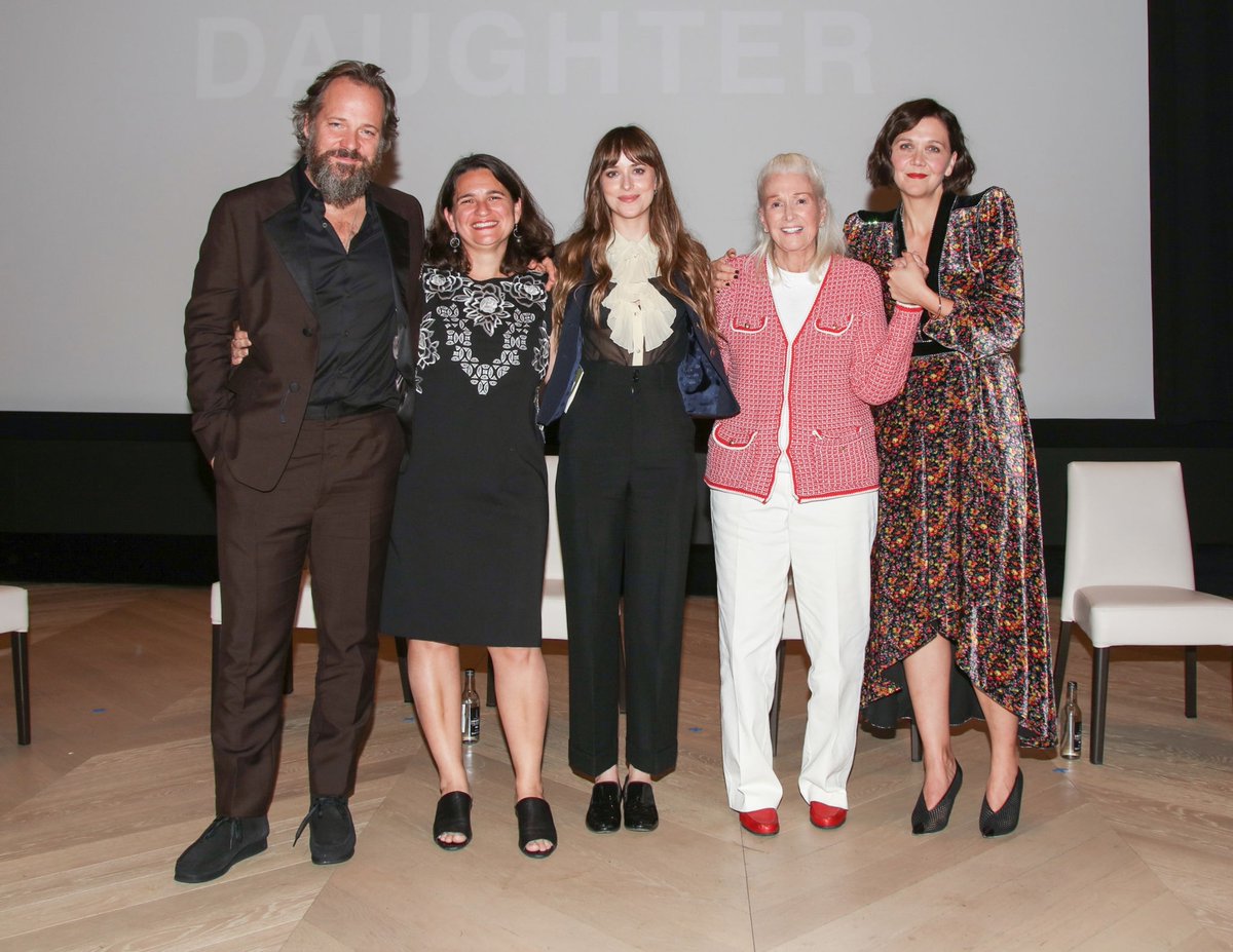 DakotaJBRA's tweet photo. Dakota Johnson compareceu a uma tastemaker screening de 'The Lost Daughter' em West Hollywood no último sábado, 13. #DakotaJohnson

https://t.co/NpFhRar4PX https://t.co/zoOtjy7cAR