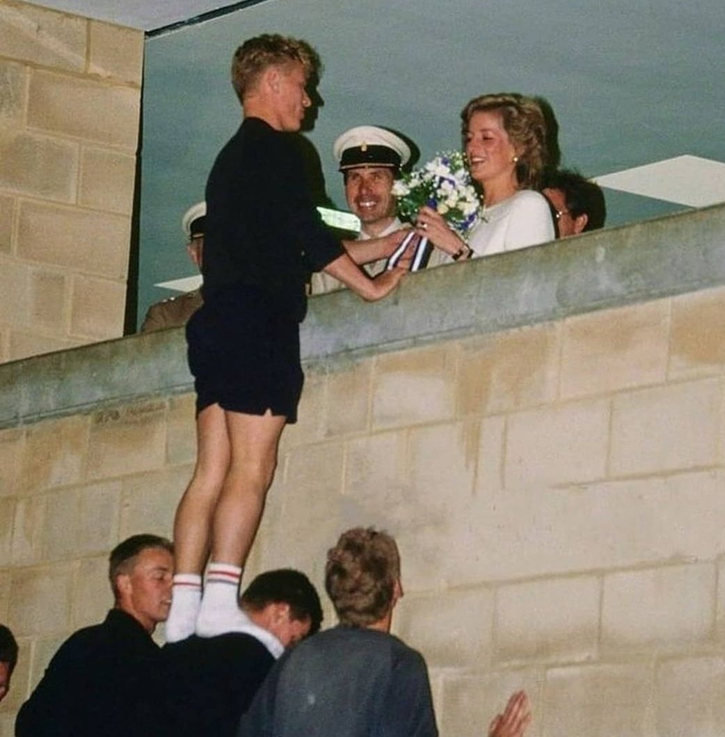 ImagenRetro's tweet photo. Un joven regalándole flores a la princesa Diana con la ayuda de sus amigos, 1989. https://t.co/dAWnZXmHjJ