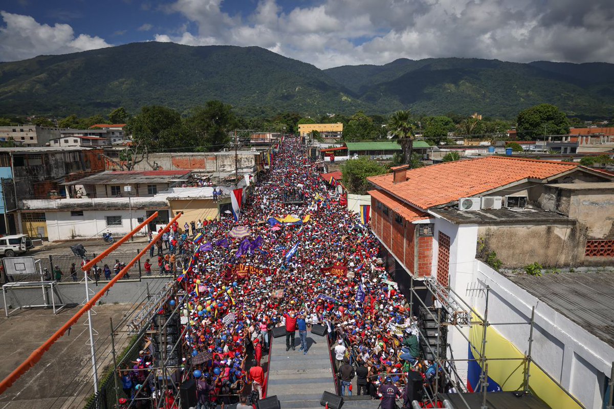 NicolasMaduro's tweet photo. Felicito a los partidos políticos de oposición, al GPPSB, a sus candidatas y candidatos por los extraordinarios cierres de campañas en los estados y municipios del país. Es el espíritu democrático del pueblo venezolano. Este #21Nov votamos por la Paz y la soberanía de la Patria. https://t.co/mchCtmyokI