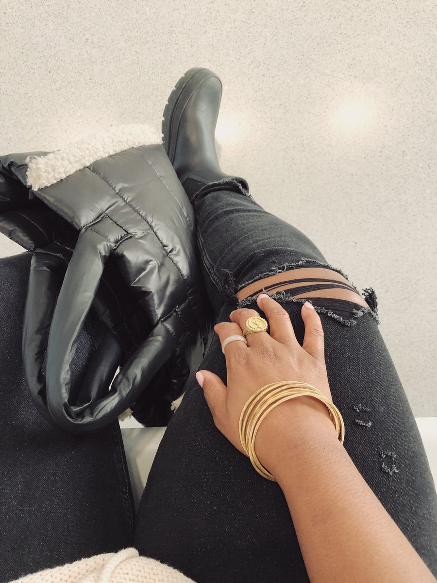 ChristaDavidArt's tweet photo. Bare faced and black ripped jeans. #ProperLife https://t.co/dhBdOHuYGb