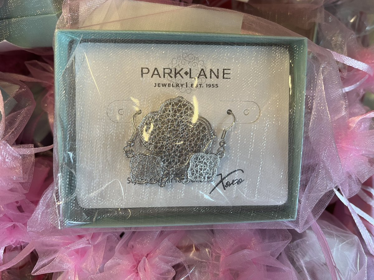 StacySmithFoley's tweet photo. A huge Thank You to Park-Lane jewelry for their generous donation.  We look forward to making our patient’s day!  #CARTI #Breastcancersupport https://t.co/gyeOKo8nKC