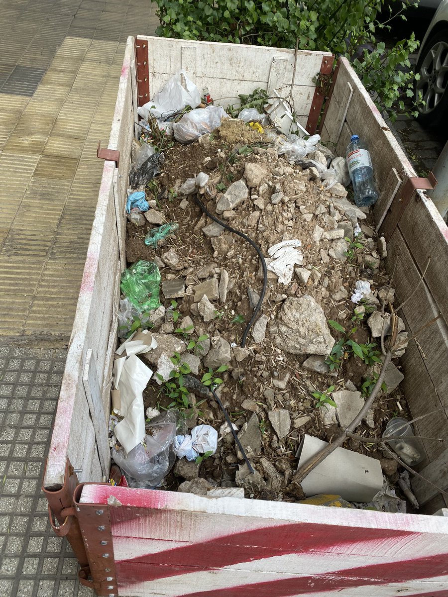 Xica_OK's tweet photo. Barrio Caballito @OficialEdesur dejo escombros en la vereda luego de un arreglo hace meses que no lo sacan y se esta juntando basura. Por favor necesitamos que lo saquen ASAP @gcba @horaciorlarreta https://t.co/jBw4yMmD6a