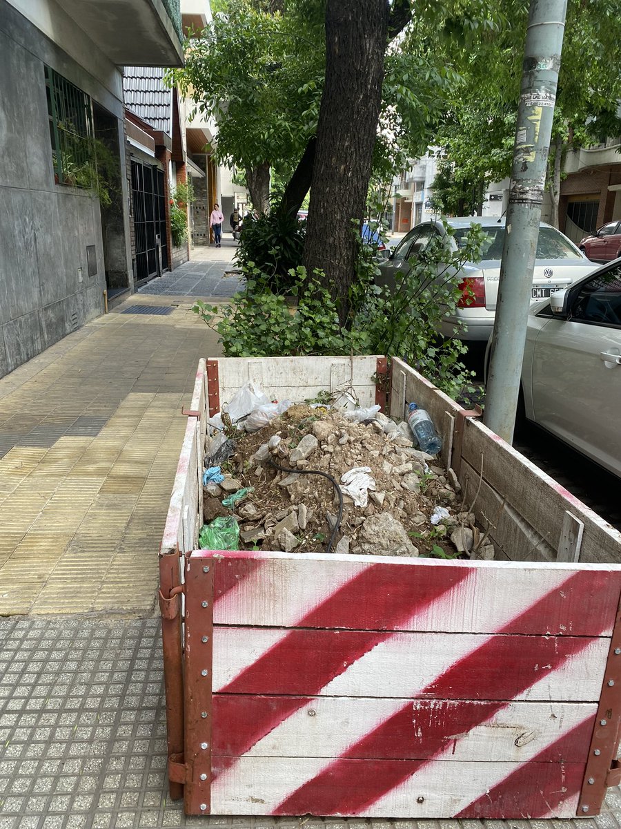 Xica_OK's tweet photo. Barrio Caballito @OficialEdesur dejo escombros en la vereda luego de un arreglo hace meses que no lo sacan y se esta juntando basura. Por favor necesitamos que lo saquen ASAP @gcba @horaciorlarreta https://t.co/jBw4yMmD6a