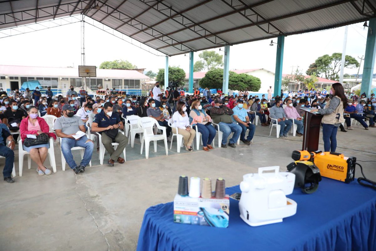 Entregamos en nombre del gobierno de <a href="/JuanOrlandoH/">Juan Orlando H.</a> capital semilla a través de <a href="/SENPRENDE_HN/">SENPRENDEHN</a> a unos 200 emprendedores del departamento de #Intibucá para que inicien sus negocios de belleza, tortillería, costura, baleadas, lácteos, soldadura, barbería, pulperías, entre otros.