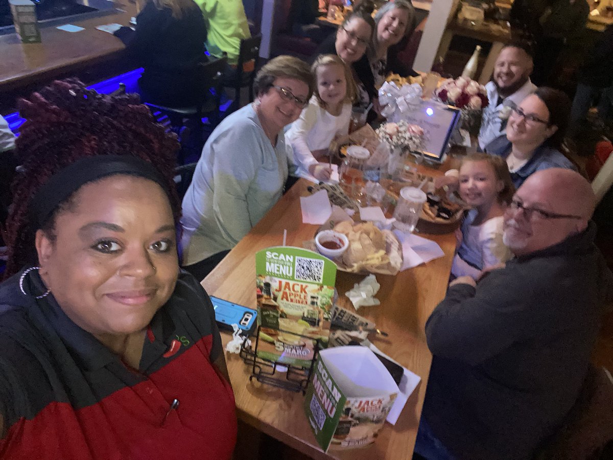 culinarymama2's tweet photo. What better way to celebrate getting married today then to have dinner &amp; drinks with the wedding party at Chilis!!!! Congratulations to the Ashworth’s! ❤️🙌🏽🌶🌻👰🤵🎉 https://t.co/motGkiWOLQ