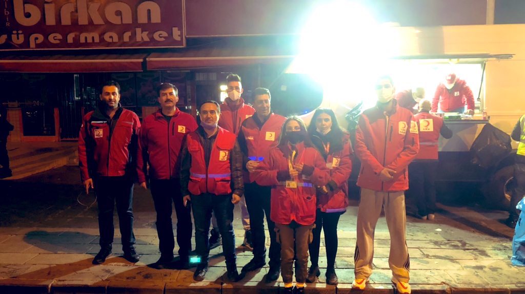 Kızılay’ımız  gönüllülerimizle birlikte enkaz kaldırma çalışmalarının yapıldığı alanda çalışmalara katılan ekiplere destek olmaya devam ediyor.
#SensizOlmaz 
<a href="/Kizilay/">Türk Kızılay</a> <a href="/KizilayKecioren/">KIZILAY KEÇİÖREN</a>