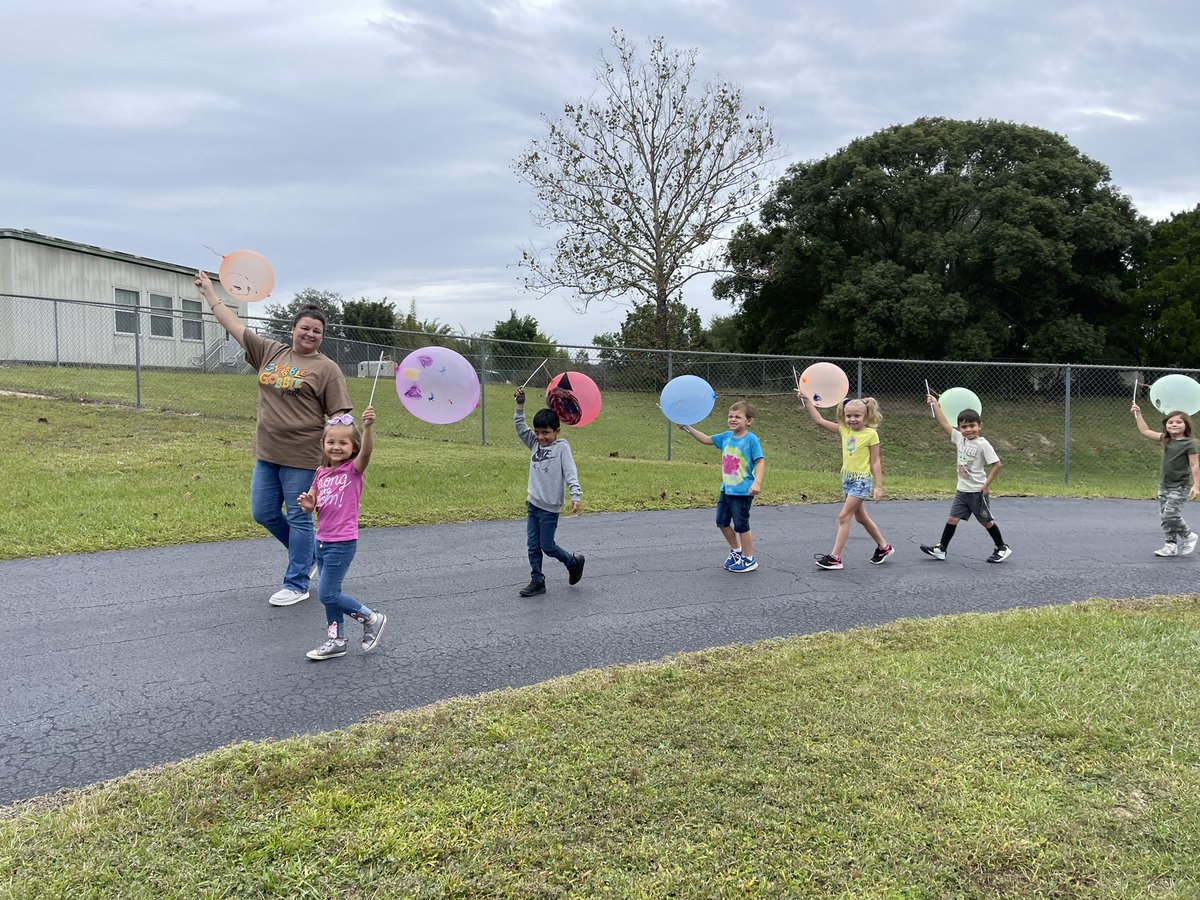 Our Kindergarten students kicked off the Turkey Trot celebration with a parade displaying all the American symbols they have learned. #BeTheLight #Gratitude @POEKPOE <a href="/ValerieJeanHH/">Valerie Hammen</a> <a href="/GretchenRF/">Gretchen Rudolph-Fla</a>