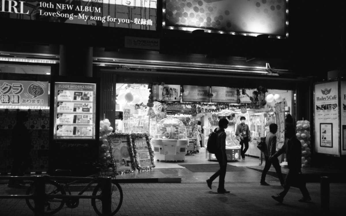 rickywho330710's tweet photo. Night light in Shibuya 
#leitzcl #summaron35mmf35 #ライカ #ライツミノルタcl #サンハンズマロン　#kodak #trix400 #モノクローム　#モノクロスナップ #monochome #streetsnap #streetphotography  #shibuya #渋谷　#blackandwhite #blackandwhitephotography https://t.co/YOd75SpHjE