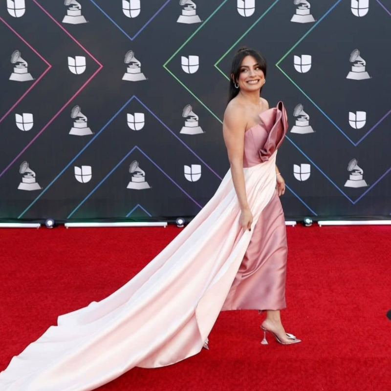 fusionradiomx's tweet image. ¿Qué tal el look de @anabreco en la #RedCarpet de los #LatinGrammys2021? 🤩😃