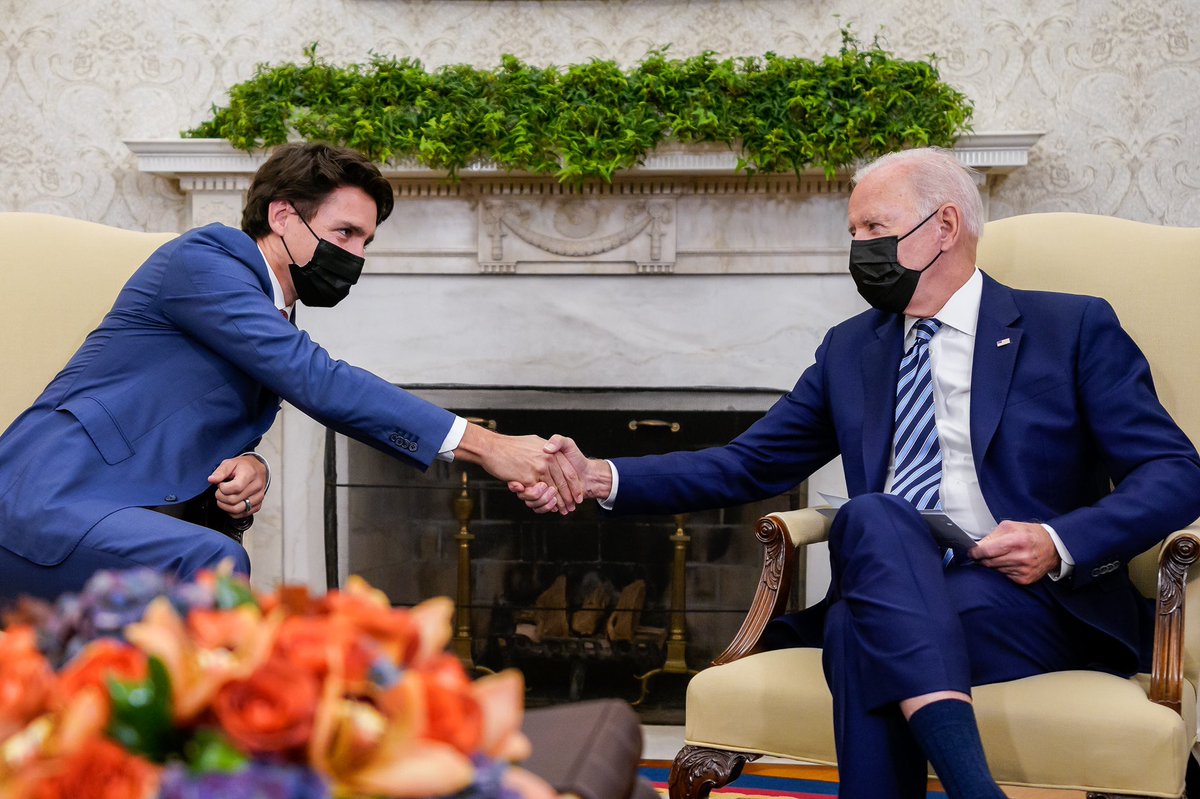 JustinTrudeau's tweet photo. Terminer la pandémie, rebâtir en mieux, gérer la frontière, agir pour le climat et faire croître la classe moyenne : le @POTUS Biden et moi avons discuté de ces priorités communes, cet après-midi, et avons hâte de les faire avancer encore plus ensemble. https://t.co/x96LAAMCVA https://t.co/eEg82waxzU