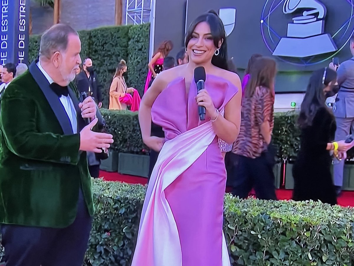 NovelaLounge's tweet image. Llegó @anabreco a los #LatinGRAMMYs