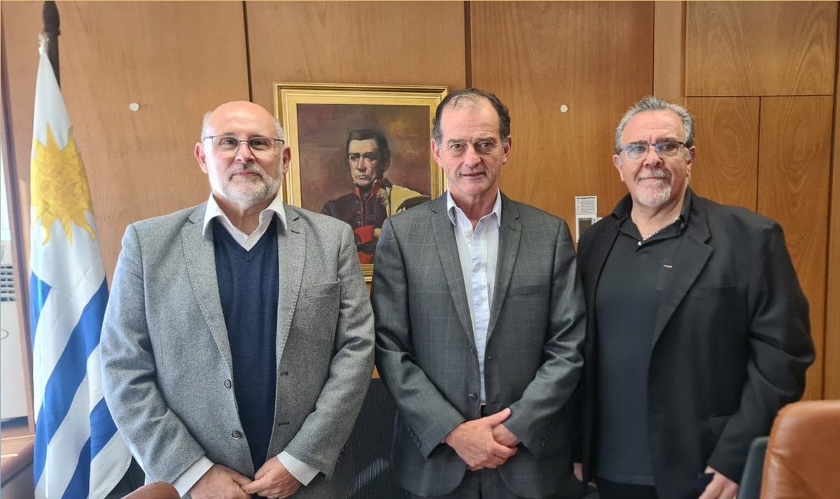 CCE_Uruguay's tweet photo. Hoy el presidente de la #CCE  @crjuanmartinez, junto a Carlos Delfino, presidente de @confemprdeluy se reunieron con el senador @GuidoManiniRios, para dialogar y analizar varios temas claves como la Reforma de la Seguridad Social y la Reforma Educativa. https://t.co/cIMN6l2y8u