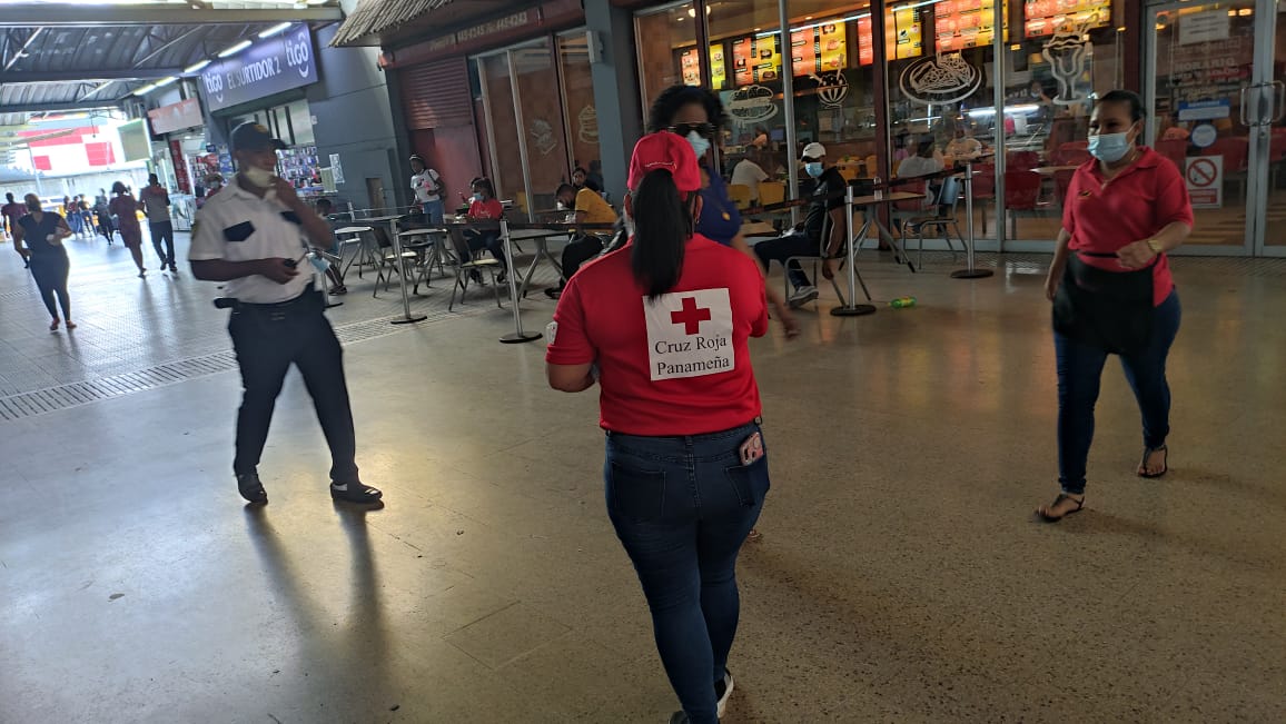 crp_ccolon's tweet photo. Cruz Roja Panameña comité de Colón, realizó el 11 de noviembre entrega de mascarillas, en 4 altos, provincia de Colón.
Amigos no bajemos la guardia. 
Recuerda usa la mascarilla correctamente
 #YoTeProtejoTúMeProteges 
#SoyVoluntario porque #CruzRojaSiempreEstá.
@CruzRojaPanama https://t.co/K15JaGVY67