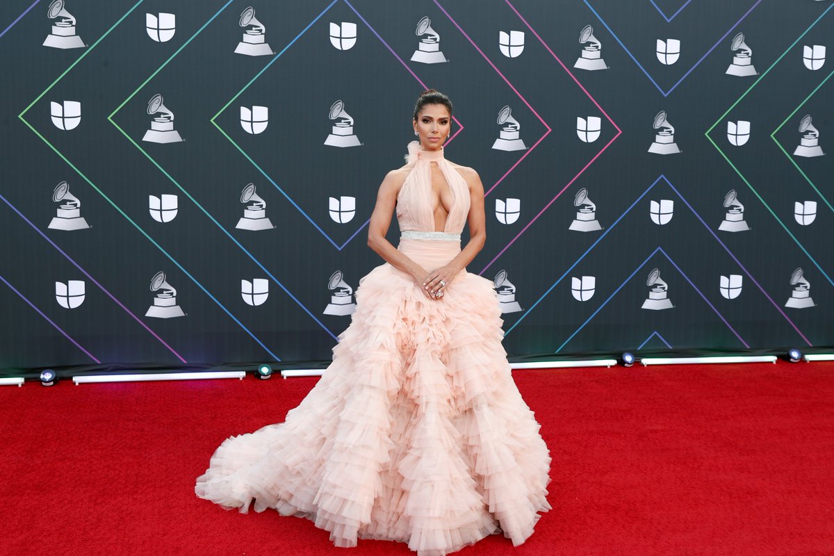 ¡Qué bella luce <a href="/Roselyn_Sanchez/">Roselyn Sanchez</a> en la noche más importante de la música latina! ✨ #LatinGRAMMY