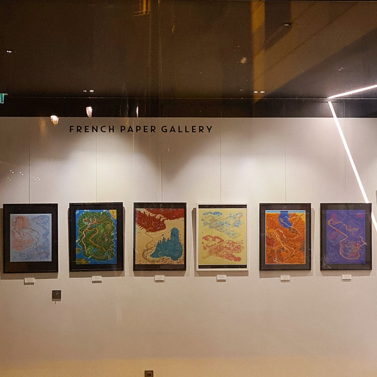 Epixod_Le_Blog's tweet photo. Découverte de l'#exposition '#Cinemaps - Cartographies de #filmscultes' qui se tient à la @FrenchPaperArtC jusqu'au 28/11 présentant des #illustrations d'#AndrewDeGraff qui nous transportent dans les films via les chemins parcourus par les personnages. #PopCulture @YnnisEditions https://t.co/lzhJmjDQN3