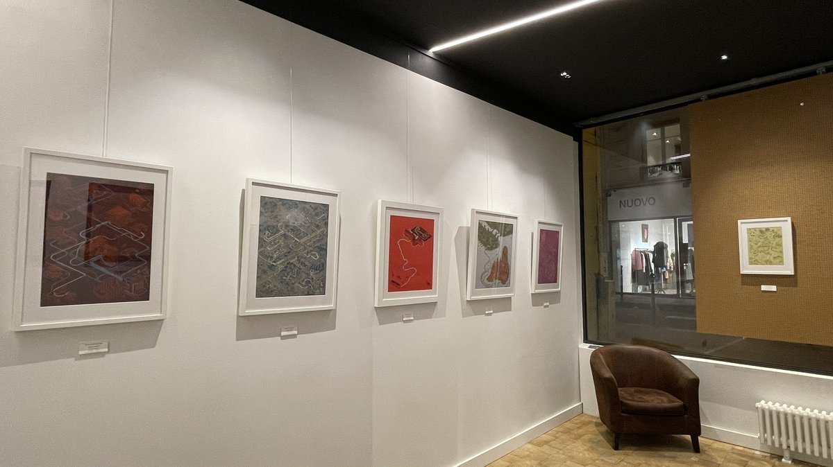 IsabelleUnif's tweet photo. #Cinemaps : Exposition de #AndrewDeGraff très sympathique à la @FrenchPaperArtC sur sa cartographie des déplacements des personnages dans les films cultes. Expo visible jusqu’au 28/11. Le très beau livre, qui en est tiré, est disponible chez @YnnisEditions et achetable sur place. https://t.co/3RHhDRRPbN