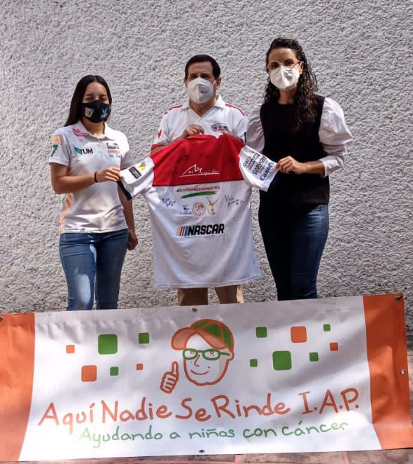 ANSeRiap's tweet photo. Agradecemos a @TrejoPromotion y a #ValeAranda, piloto de la #Nascar, por apoyar la lucha de nuestras niñas, niños y adolescentes con cáncer.
Ellos, con mucha #ActitudNoMeRindo, donaron una playera con la firma de los corredores de Nascar.
¡Gracias por siempre apoyar la causa! https://t.co/r5Jr0ySobB