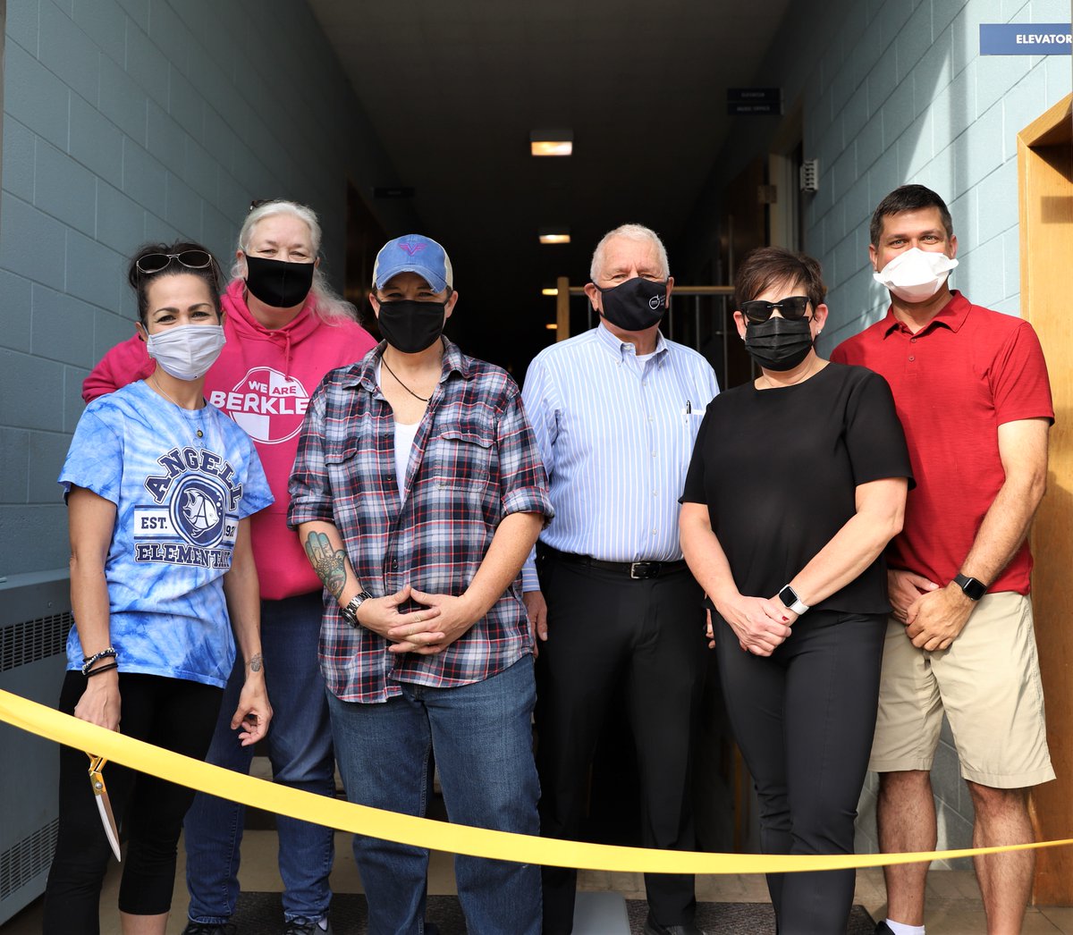 cityofberkley's tweet image. #ResidentFeature: Shoutout to these Berkley residents who were inspired to help the community and lend a hand, creating the Berkley Cares Food Pantry. What an inspiring story! #ThankfulThursday

Read more here: bit.ly/3comDd5