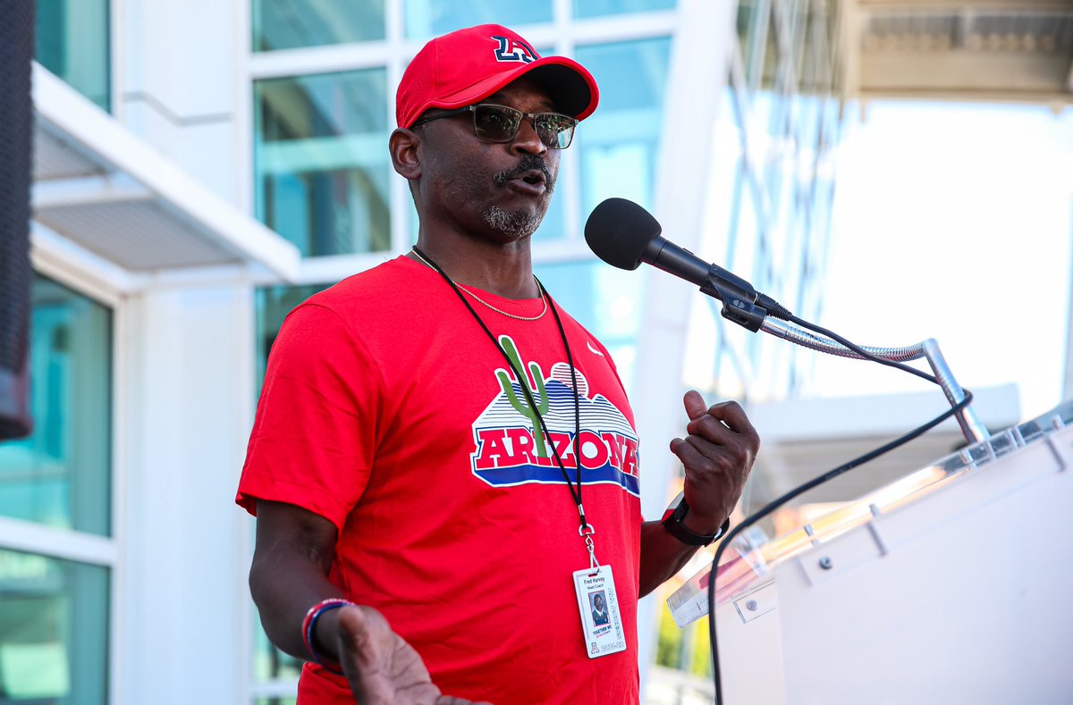 ArizonaTrack's tweet photo. ICYMI || Coach @Fred26Harvey discusses mental health as a part of Pac-12 Team Green’s “Amplifying Voices for Change”
Watch ⬇️
https://t.co/0IGhK2eKzU
#BearDown | #StrongerTogether https://t.co/UMo4iVnHLA