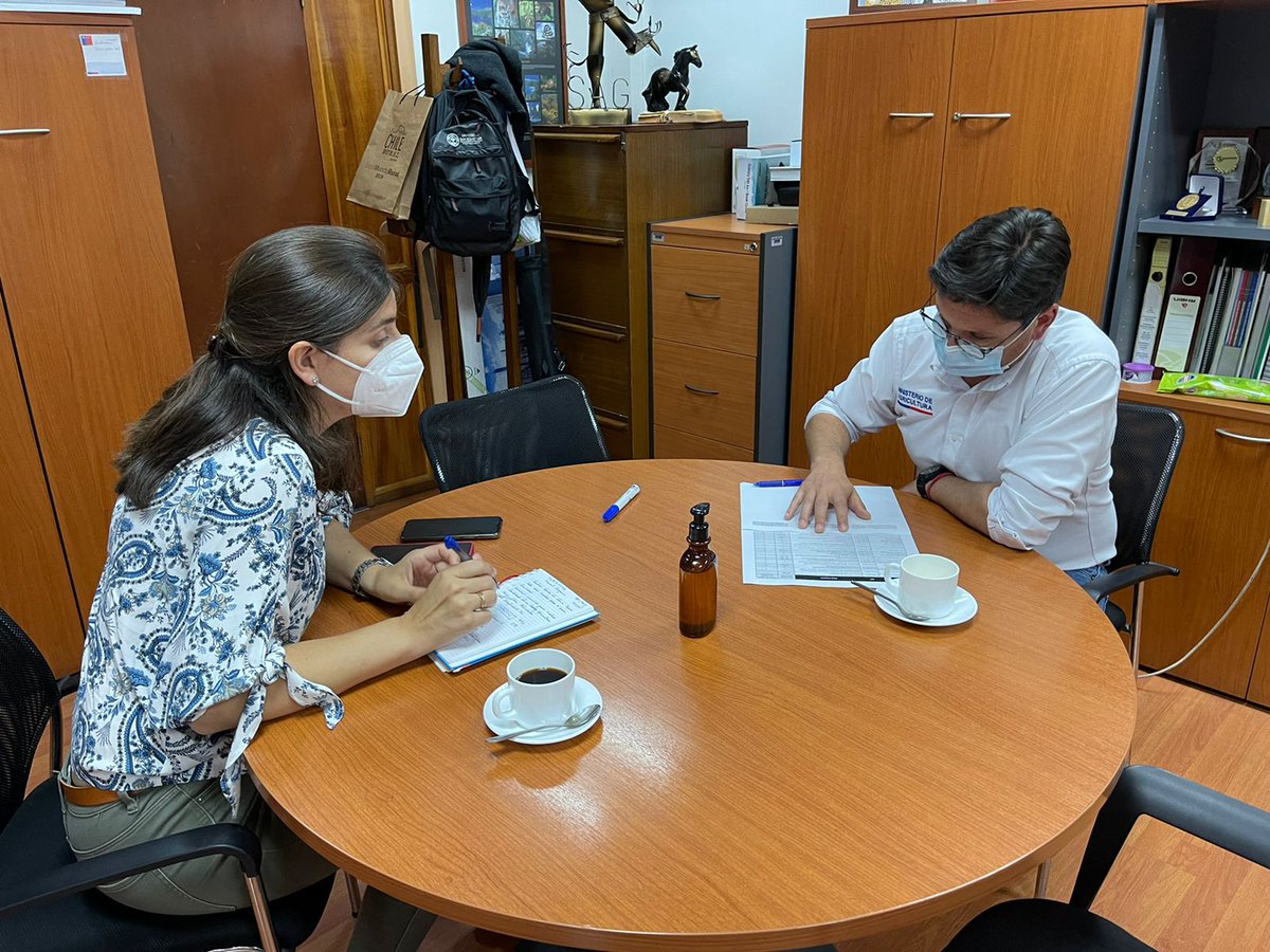 ProChile_Oh's tweet photo. La directora de @ProChile_Oh @Msofiasb se reunió con el seremi @joakinarriagada de  @MinagriOhiggins para analizar la temporada agrícola 2021- 2022 y revisar los proyectos de empresas presentados en el #ConcursoSilvoagropecuario.
Mucho éxito a todos los participantes!! 🇨🇱✈️🌎💪 https://t.co/Z7yNUoUO9P