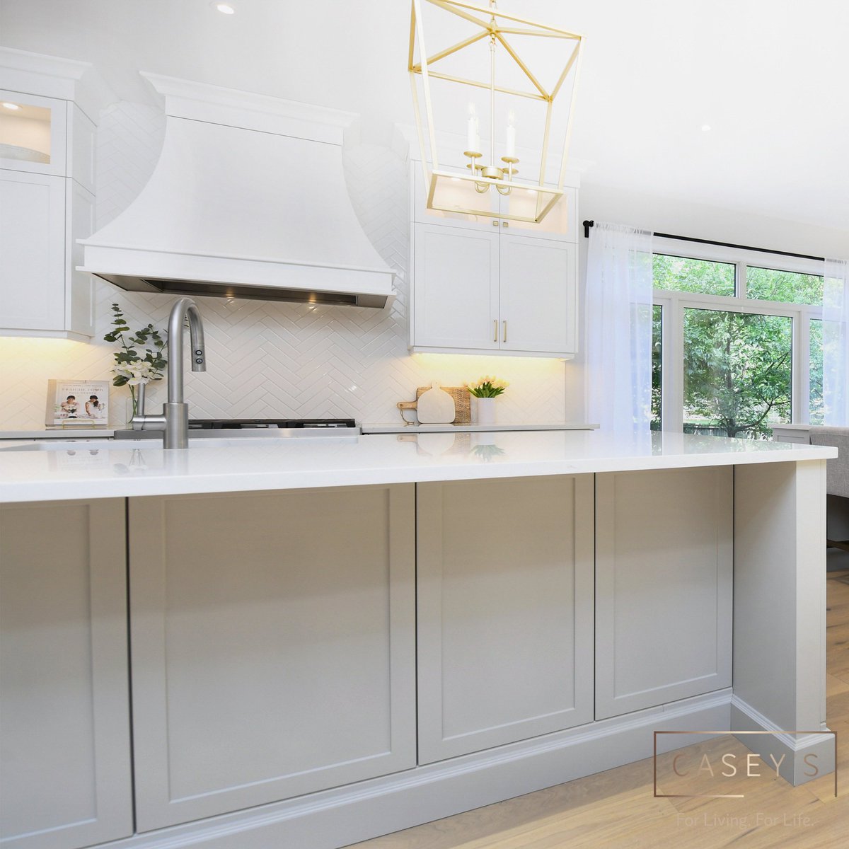 It's where we cook, prep, eat, sit and gather. The kitchen island is an integral part of the heart of the home and our #CaseysCrew can help you maximize every inch of its design. 🍴✨
Design by: Brianne
#ForLivingForLife #KitchenDesign