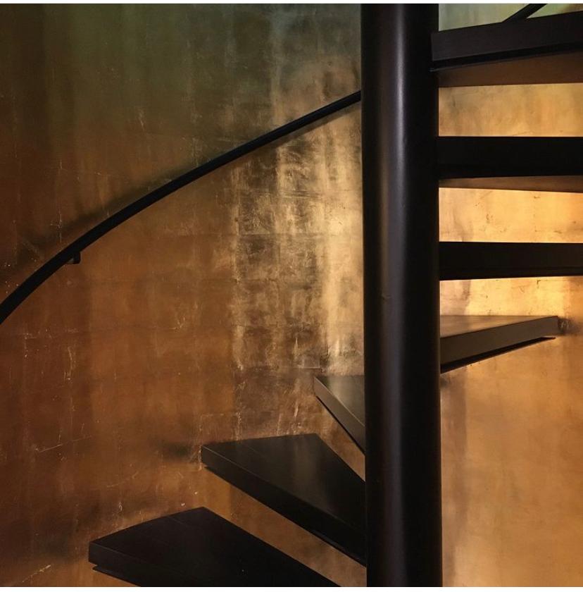 GalvezVitto's tweet photo. Detalhes da escada e parede com revestimento dourado | Loja Cruise, Shopping Iguatemi, Jardim Paulistano, São Paulo, Brasil.
Revestimento: Adriana e Carlota Atelier.
#studiogalvezdevitto #arquitetura #interiores #decorstudiogalvezdevitto #details #decoration #architecture https://t.co/U5fWHyvbYm