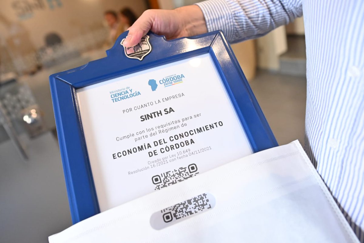 cytcordoba's tweet photo. Más #Pymes cordobesas se suman a la #EconomíadelConocimiento

El ministro @poldc visitó hoy la empresa SINTH de la ciudad de Córdoba.

Por ingresar al régimen, accede a los beneficios y exenciones impositivas que prevé la Ley de Economía del Conocimiento. https://t.co/cRbuVlj4eV