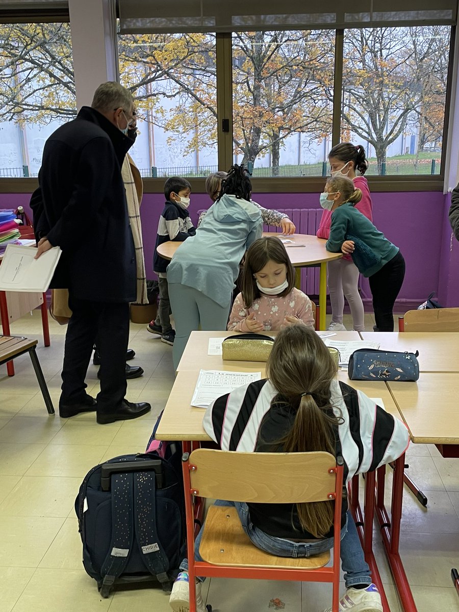 beguin_katia's tweet photo. À l’école élémentaire Paul Arnault de Bourges (18), en REP+, les effets des dédoublements du CP et du CE1, des plans maths et français sont mesurables par les évaluations : une progression des élèves constante depuis 2019, supérieure parfois à celle des écoles hors EP. Bravo ! https://t.co/fjnc4EWC7Y