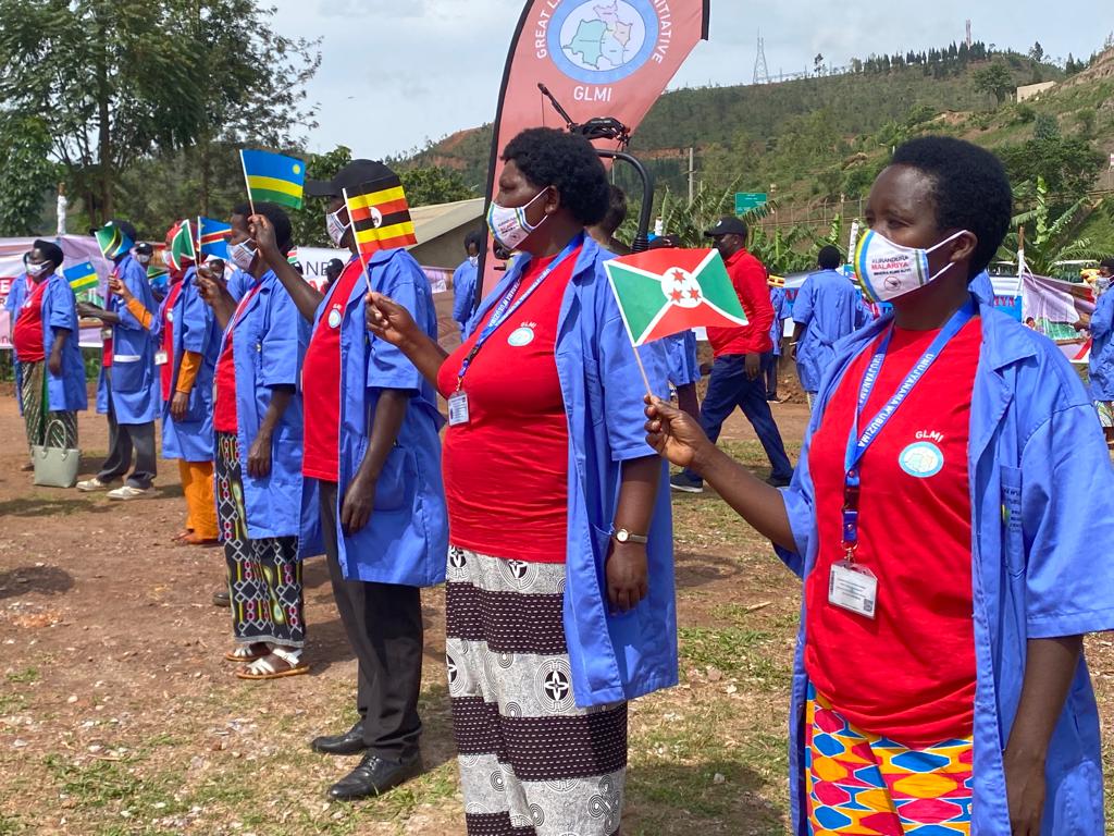 Today marks the first launch of cross-border #malaria 🦟control and prevention initiatives. Under the auspices of the Great Lakes Malaria Initiative (#GLMI), Rwanda and the United Republic of Tanzania have launched a cross-border health post at the Rusumo border point. [1/7]