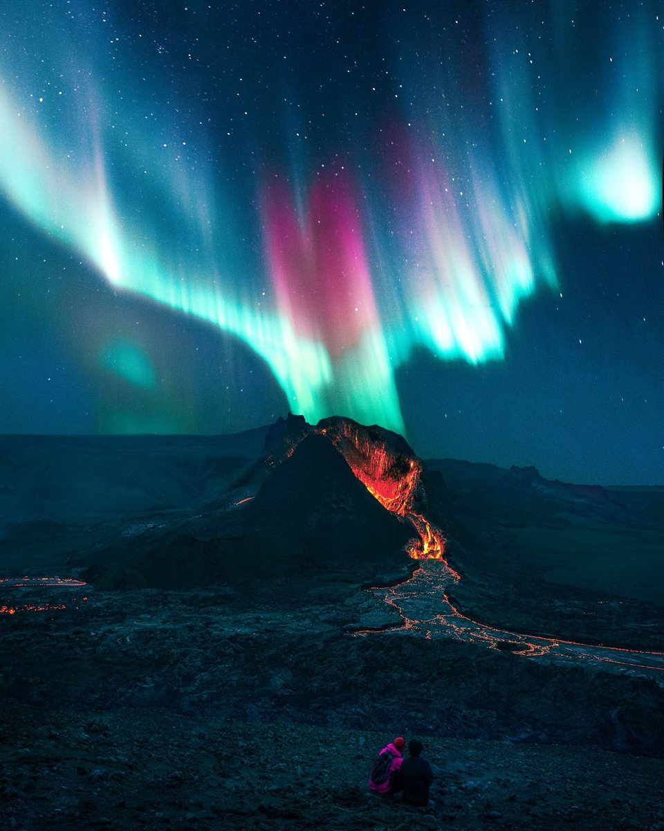 Aurora boreale ed eruzione vulcanica in Islanda. La natura in tutta la sua bellezza.