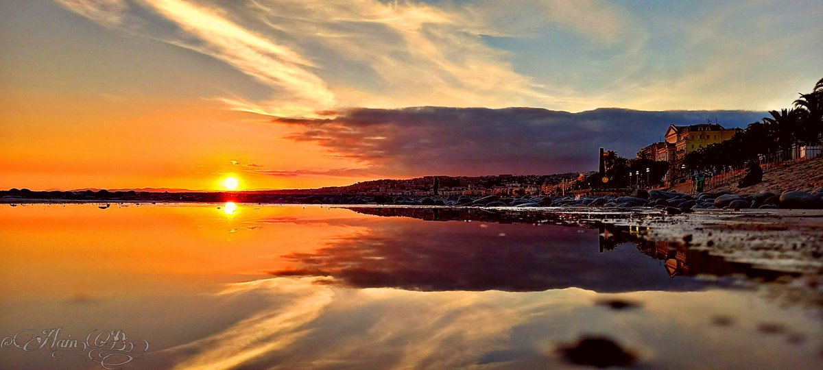 AlainBorsani's tweet photo. Voilà les Couleurs de ce Jeudi en fin de Journée...Baïeta...#Ilovenice #Nice06 #NICE #explorenice #FenetreSurNice #visitecotedazurfrance https://t.co/CZi6bU4bmW