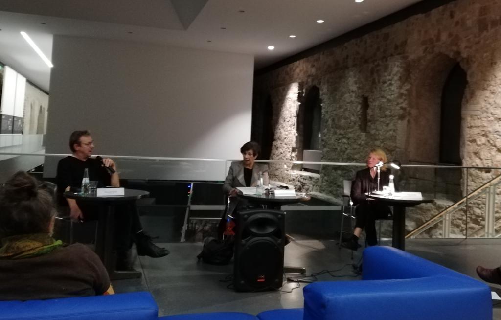 Petra_Sitte_MdB's tweet photo. Hatte noch einen ausgesprochen anregenden Abend.
"Willi Sitte u. die Literaten". Kooperation v. @LiteraturhausH u. @MoritzburgHalle Alexander Suckel, Frau Dr. Hörnigk, Vors. d. Christa-Wolf-Gesellschaft u. Bettina Schneider vom nt, die Auszüge aus "Der geteilte Himmel" las. https://t.co/Ps0H582C02