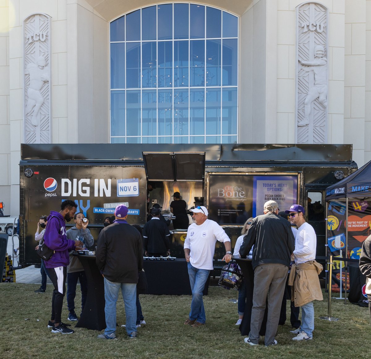 pepsidigin's tweet photo. We had a blast celebrating #DigInDay across the country on November 6th! Thanks to all who came out to #MakeYourMealCount. How did you 🎉Dig In Day? https://t.co/NBj0bDQdUR