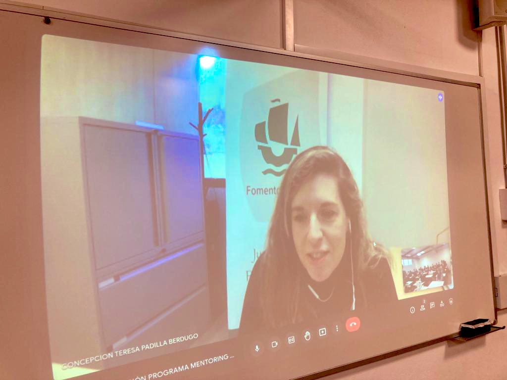 colegioaitana's tweet photo. Los alumnos de 2º de Bachillerato han tenido una sesión de formación con Concha Padilla, Responsable Fomento Alumni, quien les ha presentado el Programa Mentoring de asesoramiento profesional. 👩🏻‍🎓🧑🏻‍🎓 #excelencia #programamentoring #orientación #somosAitana https://t.co/C8Gdi9mXVI