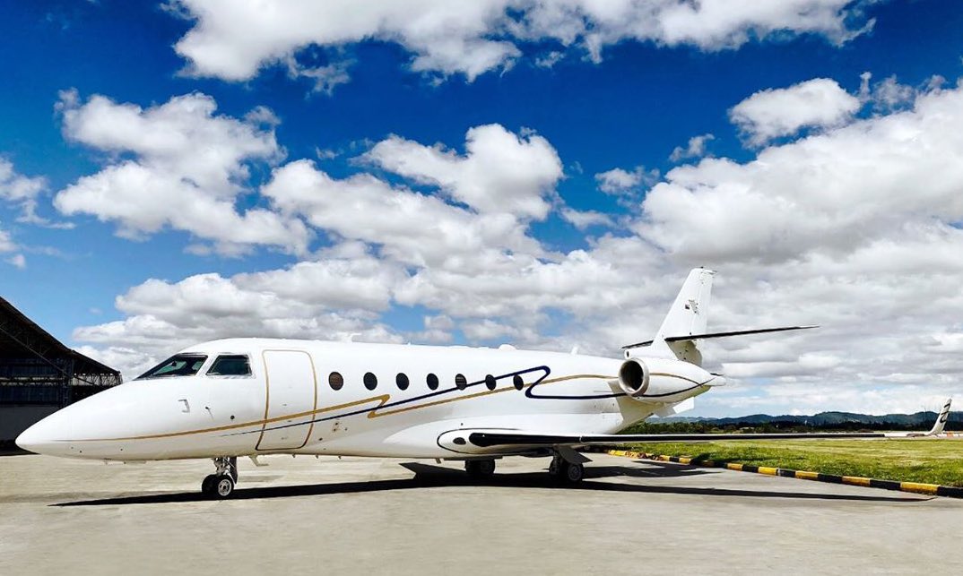 flapper_latam's tweet photo. Este es el Gulfstream G200. Un jet ejecutivo sofisticado con capacidad para 10 personas. 

Tiene alcance intercontinental, así que puede llevarte de Bogotá a Madrid con todas las comodidades, y sin filas y demoras de las aerolíneas comerciales.

¡Vuela con Flapper! 

#FelizJueves https://t.co/L0D87cC6uq